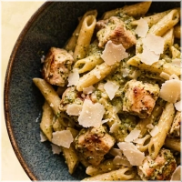 Kipfilet, roomsaus, pesto en parmezaanse kaas