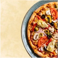 Pizza met paprika, ui, champignons, artisjokken, olijven en verse tomaten