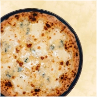 Pizza met vier soorten italiaanse kaas