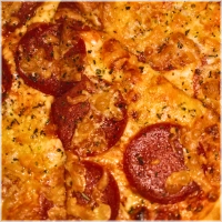 Pizza met pikante italiaanse worst