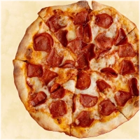 Pizza met pikante italiaanse worst