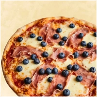 Pizza met blauwe bessen, mozzarella en parmeham