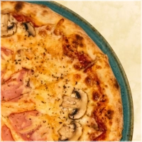 Pizza met ham en champignons