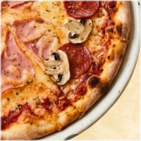 Pizza met ham, salami en champignons