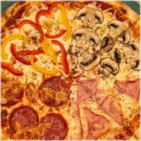 Pizza met paprika, champignons, ham en salami