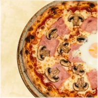 Pizza met ham, champignons en ei