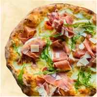 Pizza met mozzarella, gorgonzola, parmaham en rucola
