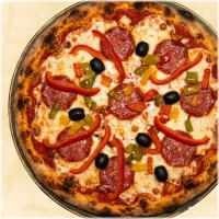 Pizza met paprika, salami, olijven en spaanse peper