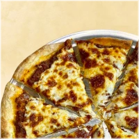 Pizza met gekruid gehaktsaus