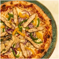 Pizza met kipfilet en groente