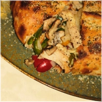 Dubbelgevouwen pizza met kipfilet en groente