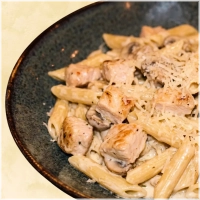 Kipfilet, roomsaus en champignons en parmezaanse kaas