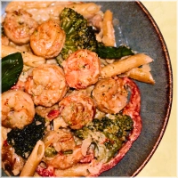 Pasta met grote garnalen, roomsaus, broccoli, ui, champignons en paprika