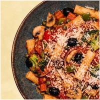 Tomatensaus, olijven, kappertjes, champignons ,artisjok, paprika, broccoli, aubergin en parmezaanse kaas