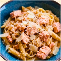Zalm, ui, roomsaus en parmezaanse kaas